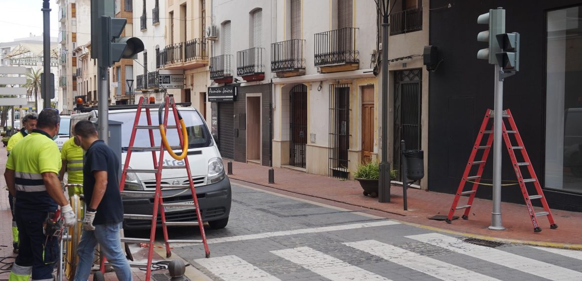 L’Ajuntament d’Oliva millora la seguretat en els carrers de Cervantes i de la Constitució amb la instal·lació de semàfors