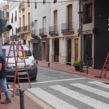 L’Ajuntament d’Oliva millora la seguretat en els carrers de Cervantes i de la Constitució amb la instal·lació de semàfors