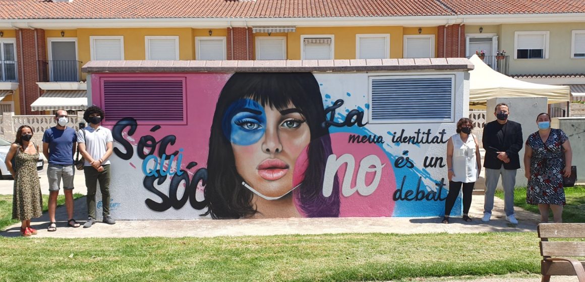 Sueca pinta un mural reivindicatiu pels drets del col·lectiu LGTBIQ+