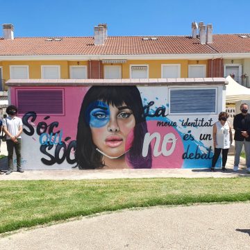 Sueca pinta un mural reivindicatiu pels drets del col·lectiu LGTBIQ+