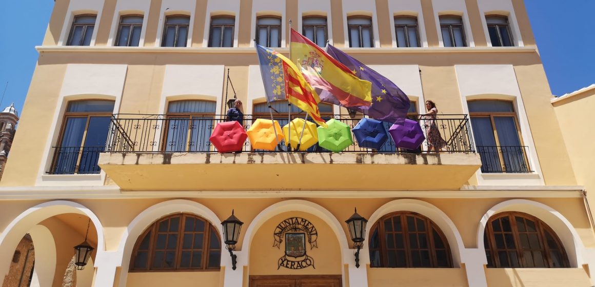 Els colors de l’arc de Sant Martí omplin la façana de l’ajuntament de Xeraco en suport al Dia de l’Orgull LGTBI