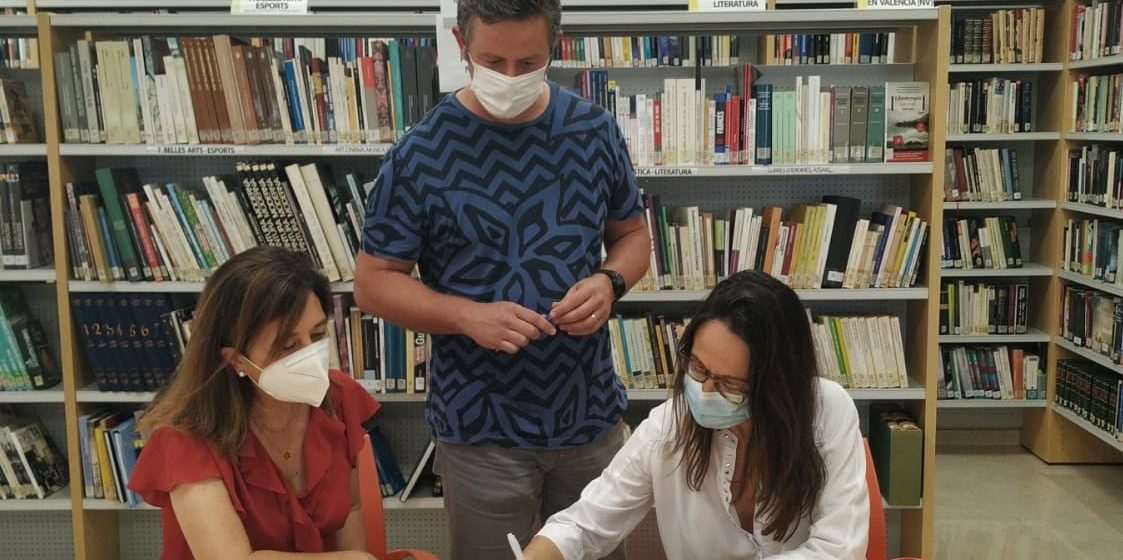 L’Ajuntament de Xeraco i la Biblioteca Municipal signen un conveni amb l’IES Montdúver per facilitar llibres de lectura a l’alumnat