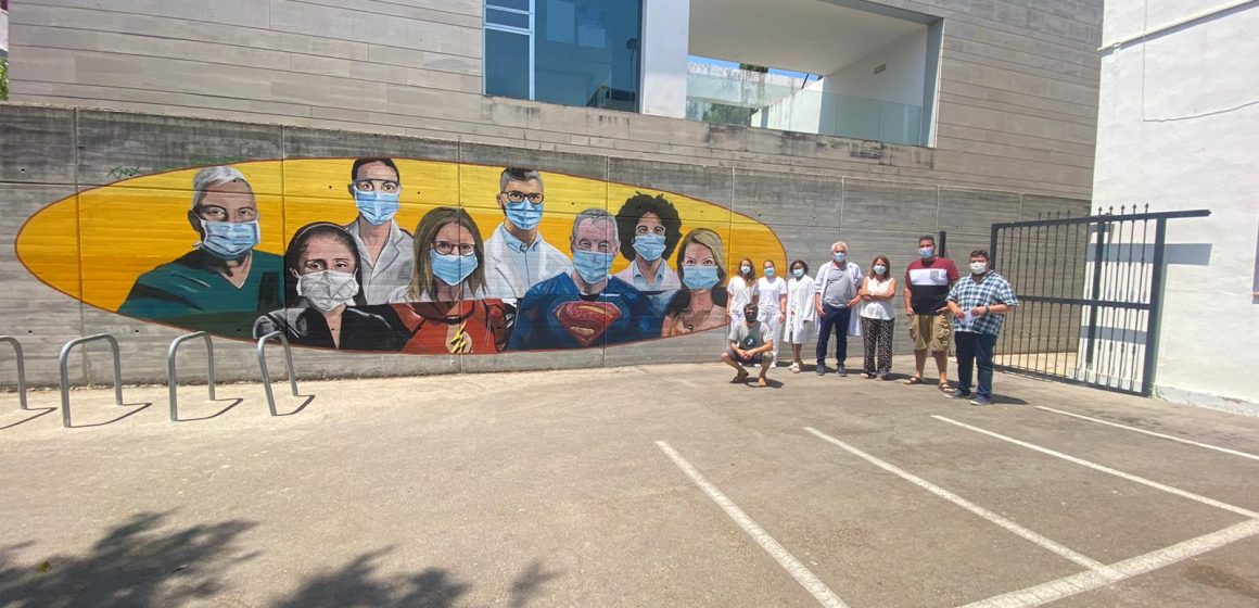 Bellreguard ret homenatge als sanitaris amb un mural junt al centre de salut