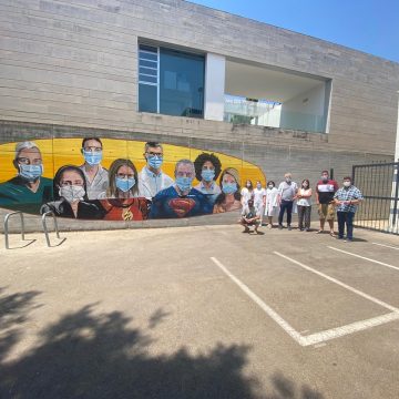 Bellreguard ret homenatge als sanitaris amb un mural junt al centre de salut