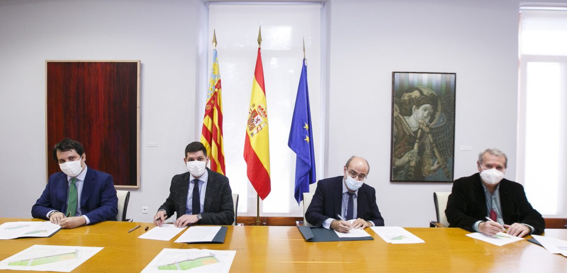 Gandia signa l’acord que possibilitarà un corredor verd per continuar avançant en la connexió entre la marjal i la platja de l’Auir