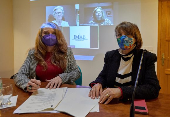 Gandia signa un conveni de col·laboració per a promoure el projecte ‘Biblioteques en Igualtat’