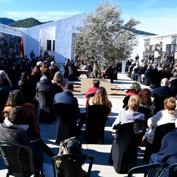 Oliva inaugura un memorial a les víctimes del franquisme