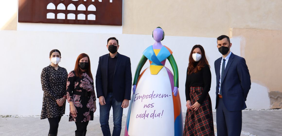 Oliva acull l’exposició “Valencianes per la igualtat” de Caixa Popular