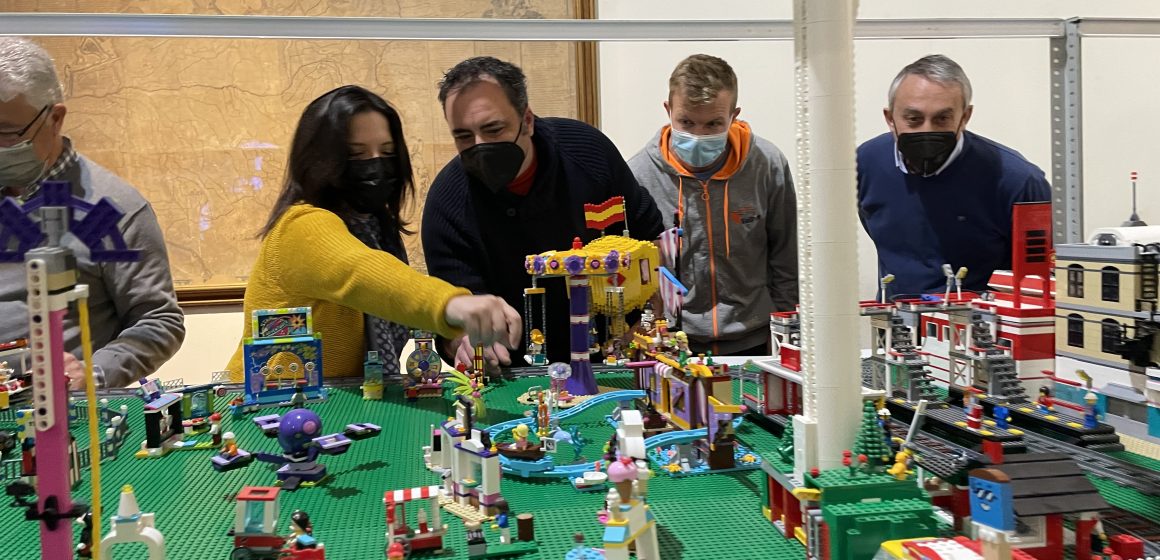 Alzira acull una exposició de figures de Lego