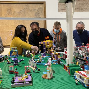 Alzira acull una exposició de figures de Lego