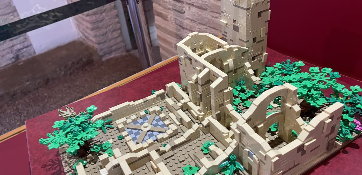 Una maqueta del monestir de la Murta a l’exposició de LEGO “Alzira un riu de bricks”