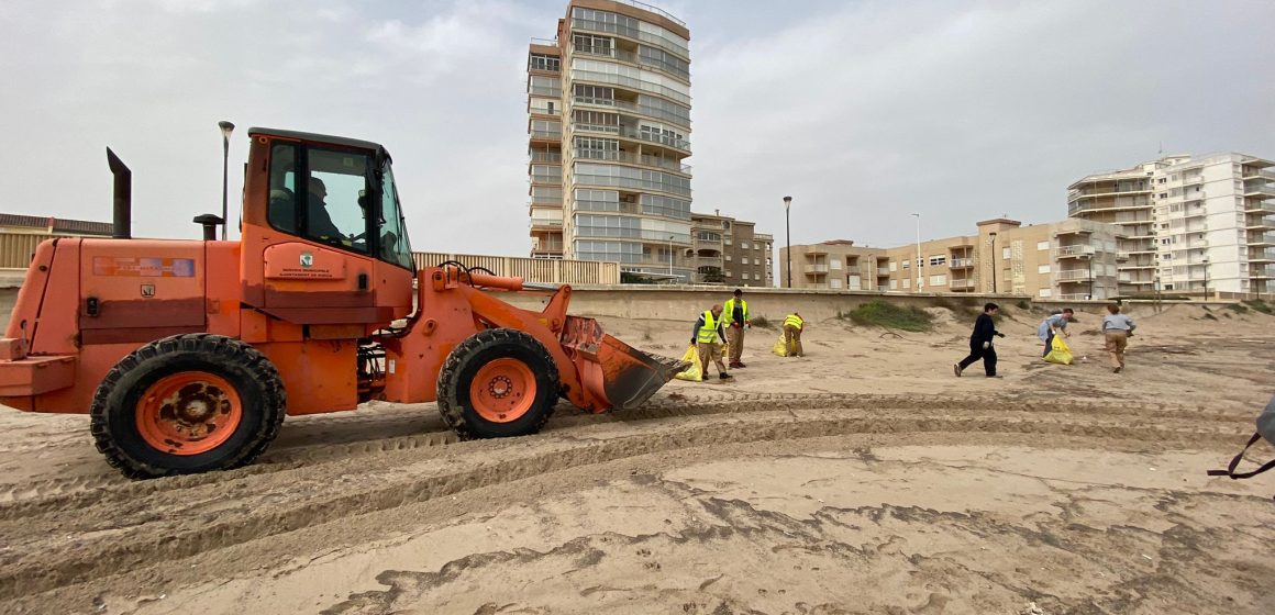 L’Ajuntament de Sueca neteja les platges després del temporal marítim