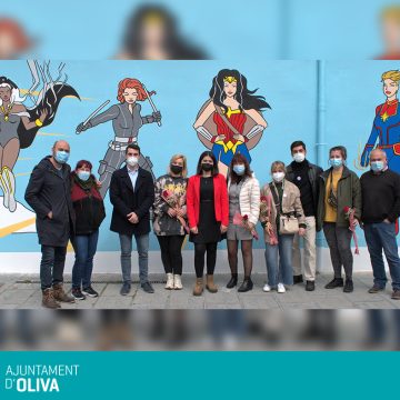 Oliva inaugura un nou mural per reivindicar el paper de la dona en la societat