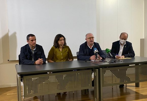 Alcaldes i alcaldesses de la Ribera demanen més competències municipals per frenar les macroplantes fotovoltaiques 