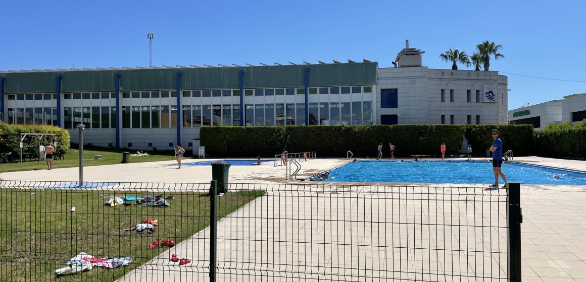 Èxit d’usuaris a la piscina d’estiu d’Alzira el primer cap de setmana