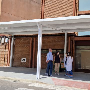 L’Ajuntament de Carcaixent instal·la una pèrgola en la porta d’accés al Centre de Salut