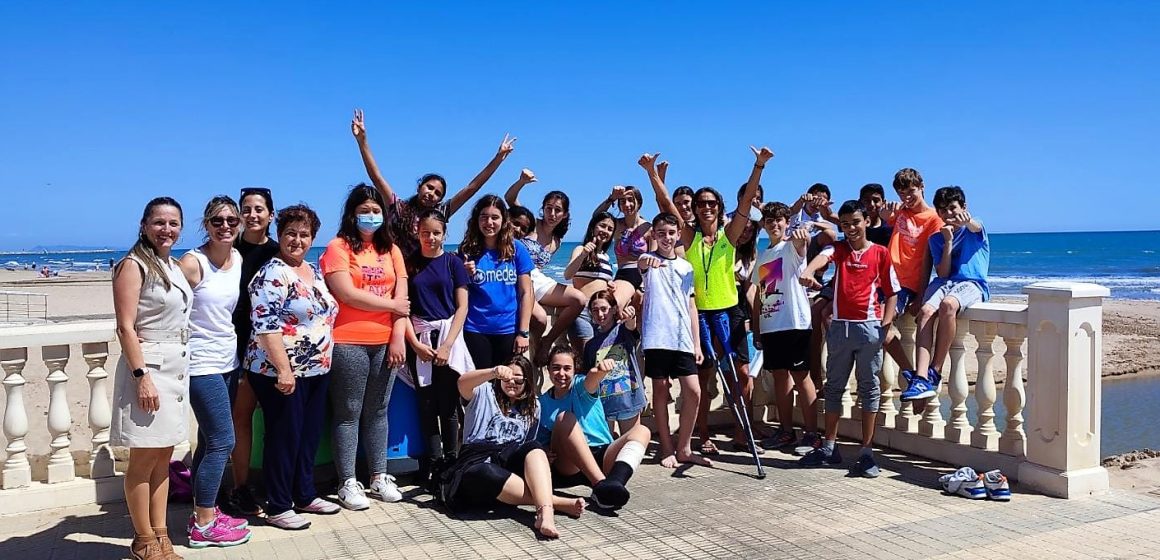 L’alumnat de l’IES Gabriel Císcar d’Oliva organitza una jornada de recollida de plàstics en la platja