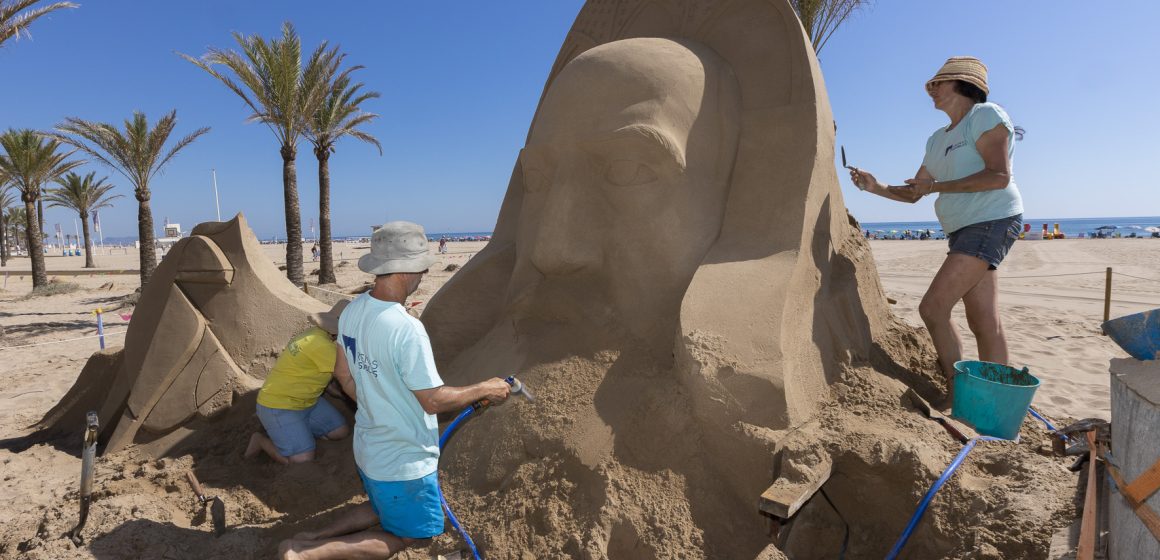 La platja Nord de Gandia exhibeix escultures monumentals d’arena fins al 10 de juliol