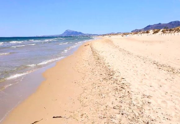 Mor ofegat un home de 65 anys en una platja d’Oliva