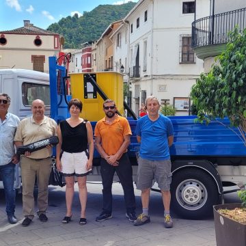 Vilallonga amplia la flota municipal amb un camió amb elevador