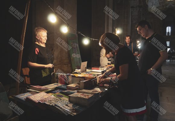 Els llibres inunden de Cultura el Monestir de Simat (Fotos Dani Monllor)