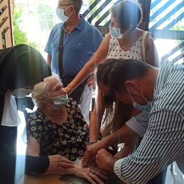 Tres dones centenàries d’Oliva «donen» la silueta de les seues mans per a una escultura homenatge