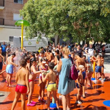 Sueca estrena el primer parc infantil amb jocs d’aigua