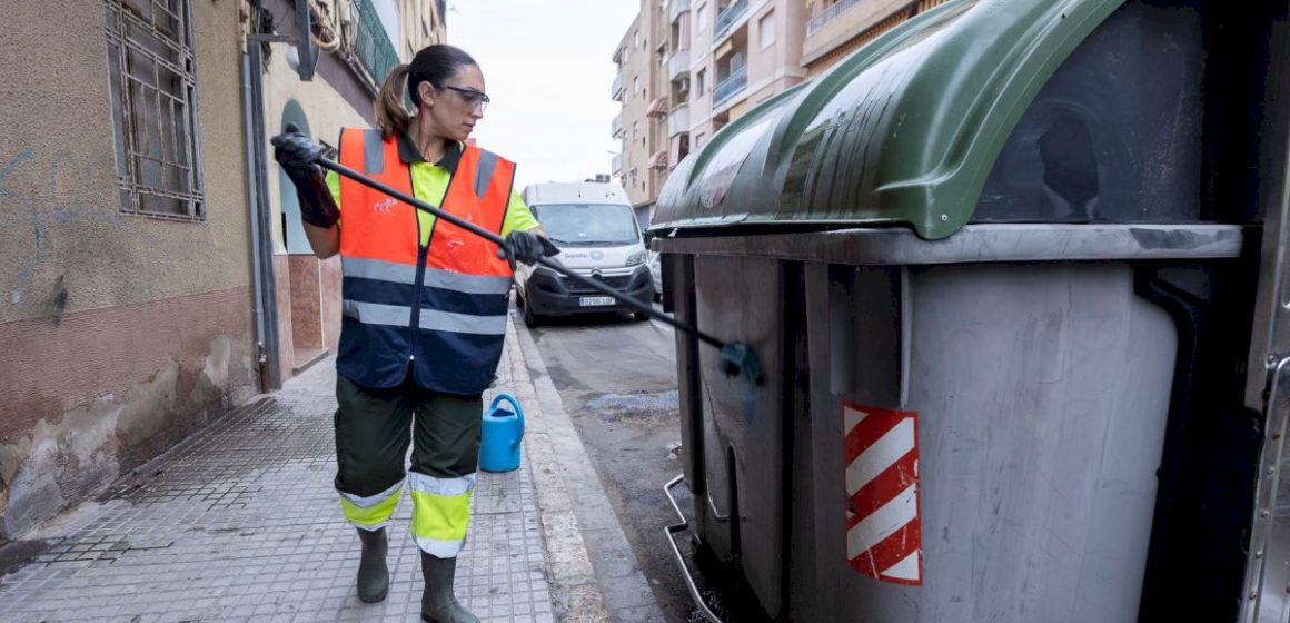 Gandia posa en marxa un dispositiu de neteja intensiva de carrers