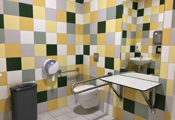 L’Hospital de Gandia habilita dos lavabos per a pacients ostomotitzats