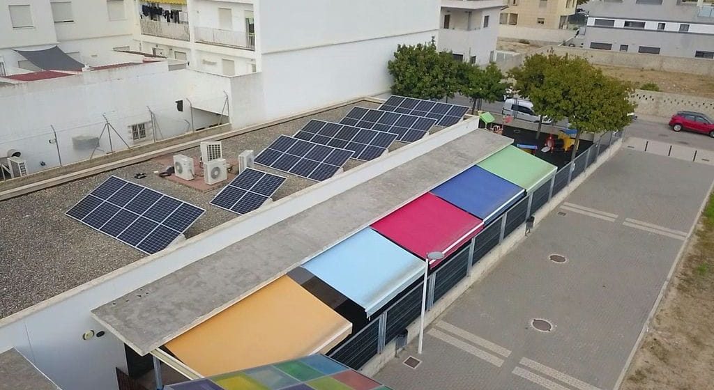 Bellreguard instal·la plaques solars al pavelló de bàsquet i l’Escoleta per fer-les autosuficients