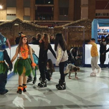 La pista de patinatge de Sueca torna com un dels atractius del Nadal a la ciutat