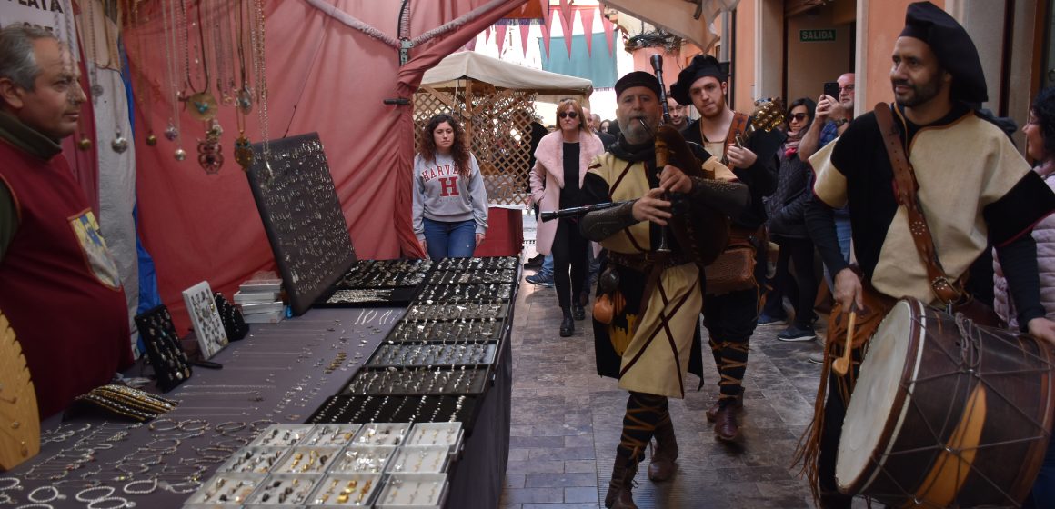 Xàtiva inaugura el Mercat medieval amb 80 paredes d’artesania i comestibles