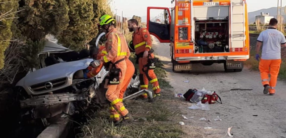 Dos joves ferits en col·lidir el seu cotxe i un tren a Cullera