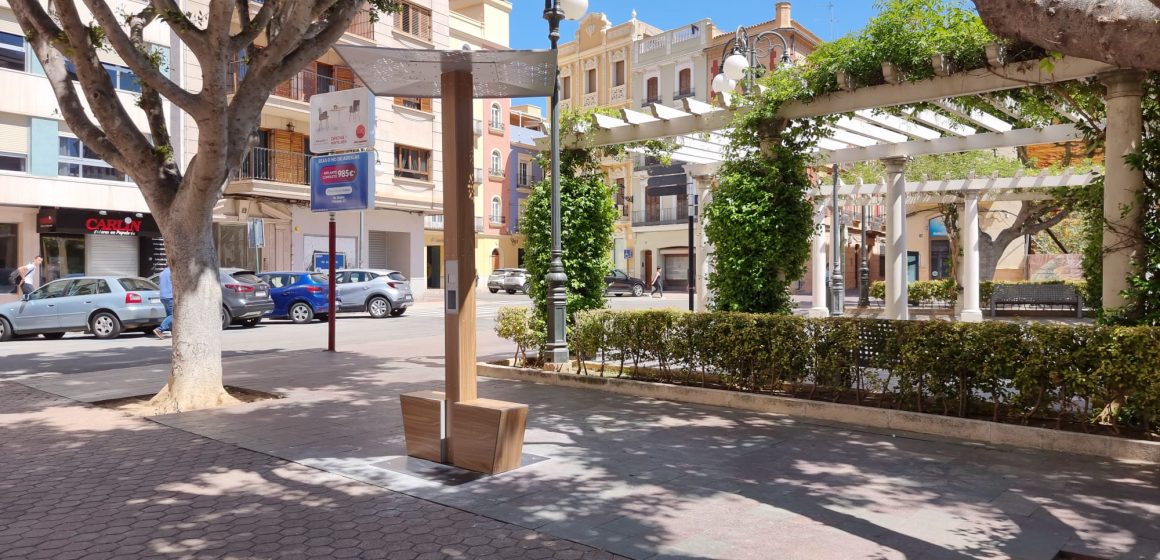 Alzira instal·la un carregador de mòbils en la plaça major amb panell solar