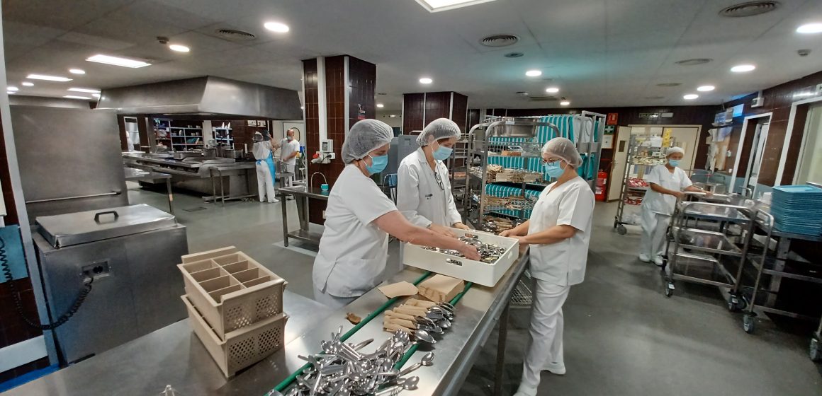 La cuina de l’Hospital Lluís Alcanyís de Xàtiva rep una certificació per la gestió de la seguretat alimentària