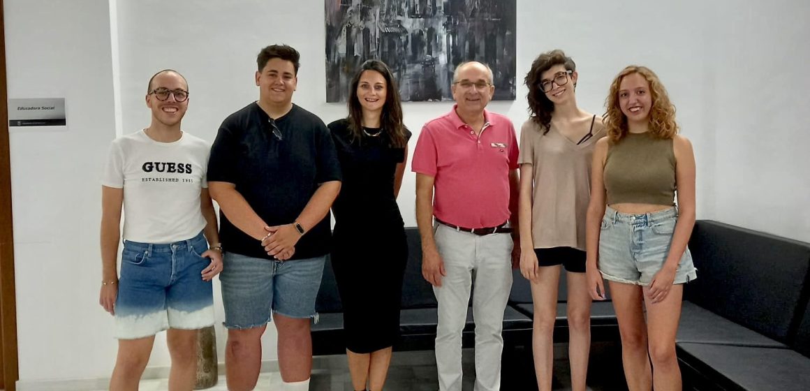 L’Ajuntament de Montaverner rep als 4 estudiants del programa ‘Montaverner et Beca