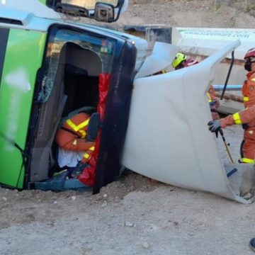 Un home de 30 anys ferit en bolcar el seu camió en Adzeneta d’Albaida