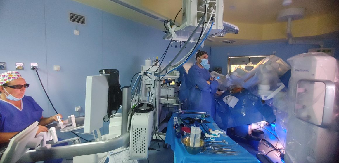 Hugo, el robot cirurgià, s’estrena en l’Hospital de la Ribera
