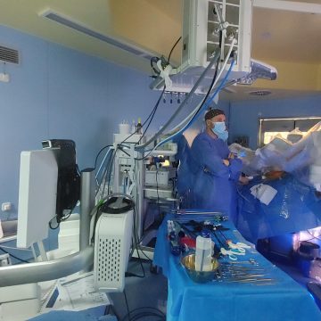 Hugo, el robot cirurgià, s’estrena en l’Hospital de la Ribera